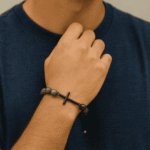 Discreta pulsera unisex de acero inoxidable, con surtido de bolas de ágata musgo.